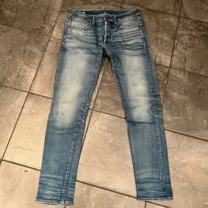 Säljer dessa G-Star jeans då de inte kommer till användning längre. Andvända ca 1-2 gånger. Storlek W31 L34. Skick 9.5/10. Ny pris ca 2000kr Mitt pris 500kr