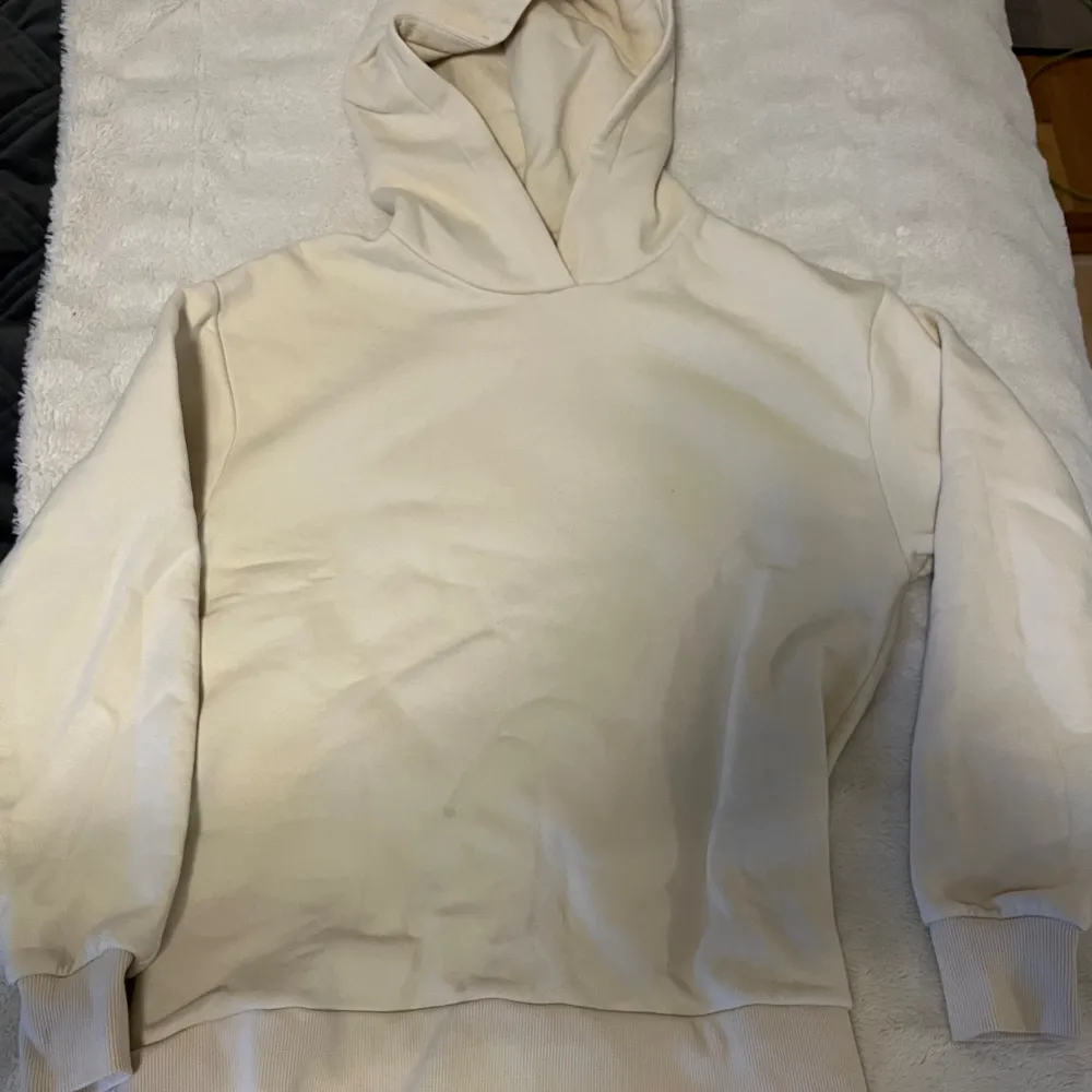 Ljusbeige hoodie från ginatricot, väldigt mjuk och mysig att ha på sig. Säljer då den är för liten. Storlek xs men är stor i storlek.. Hoodies.