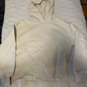 Ljusbeige hoodie från ginatricot, väldigt mjuk och mysig att ha på sig. Säljer då den är för liten. Storlek xs men är stor i storlek.