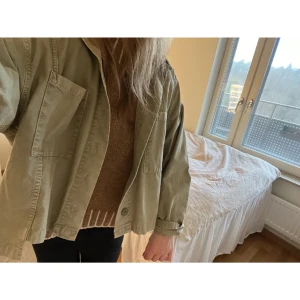 Grön jacka ifrån zara - Passar perfekt till våren🥰🥰Köpt på zara!