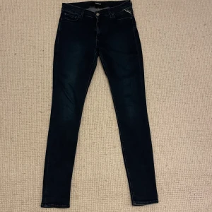 Replay jeans  - Hej! Säljer nu dessa super populära replay jeans. Passformen på jeansen är slim fit. Materialet är stretch 