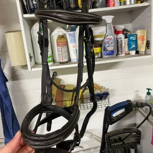 Brunt träns från lippo - Brunt achenträns från lippo, använt men i bra skick!! Supersnyggt och har även ett smidigt snabbknäppe på käkremen. Nypris ca 1200 kr, mitt pris: 500 kr. Obs, sidostyckena till bettet är inte originalet. Kontakta mig innan ni använder köp nu🥰