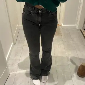Lågmidjade jeans ifrån Gina Tricot i storlek 34, 350 eller kom med bud!