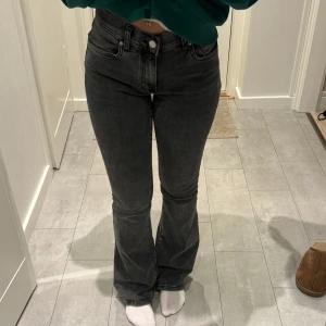 Lågmidjade jeans  - Lågmidjade jeans ifrån Gina Tricot i storlek 34, 350 eller kom med bud!