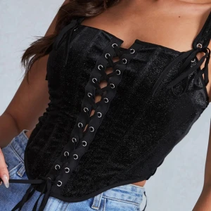 Prettylittlething corset  - Säljer min super duper snygga corset från PLT som jag använd endast 1 gång då den inte kommer till användning längre. Den sitter jättebra och bekvämt, men man får fortfarande en fin form i den precis som super tajta corset. Pris kan diskuteras:)