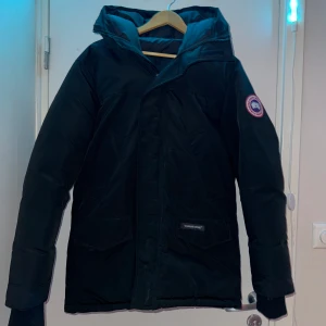 Canada gosse jacka  - Tjena! säljer en riktigt skön canada gosse jacka som e perfekt för vår vinter o höst, päls med följer! 