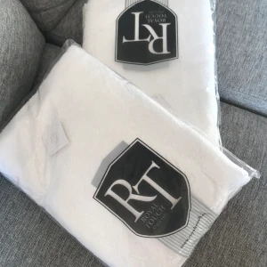 Badhanddukar fr ROYAL TOUCH  - Säljer två st helt nya badhanddukar fr Royal Touch 70x140 ligger fortfarande i förpackning. Det är hög kvalité och lång livslängd på tyger fr Royal Tuouch. Ny pris för 2 st ca 1000 kr. Mitt pris 455 kr  för två. 