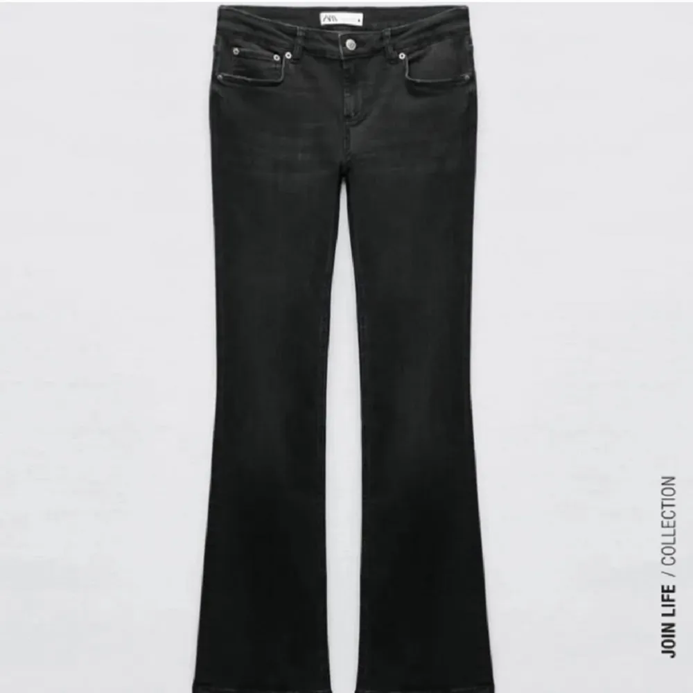 Lågmidjade jeans från zara  Säljer då de inte kommer till användning  Bra längd på mig som är 175 men hade även passat kortare 💓 Skriv privat för mer bilder och tryck gärna på köp nu!. Jeans & Byxor.