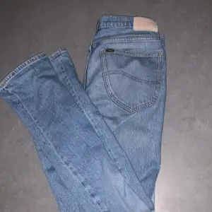Lee west jeans som är för stora på mig. Ljusblå tvätt Nypris 1100 Säljer för 200 eller bud 