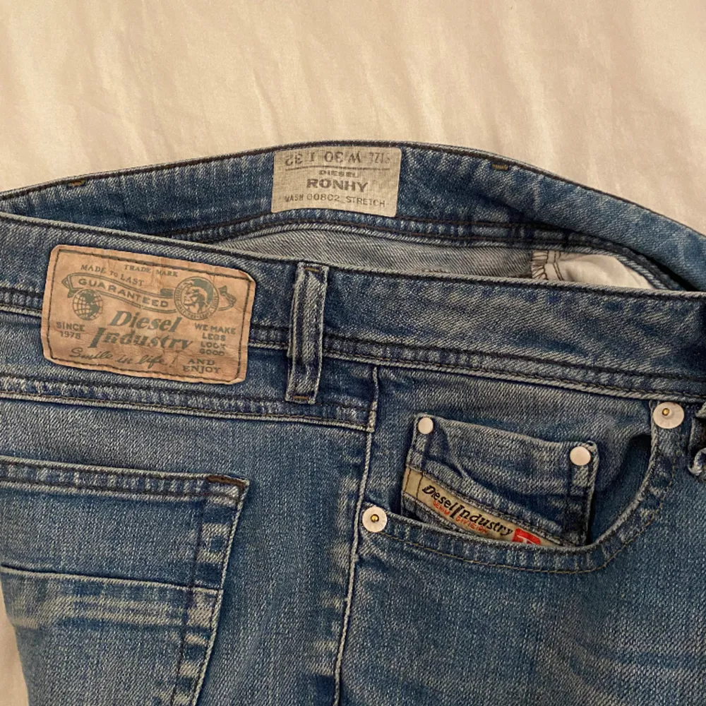 Jätte fina lågmidjade vintage jeans från diesel. Jag köpte dom på Plick 🥰 Måtten finns på bild 3 ❤️. Jeans & Byxor.