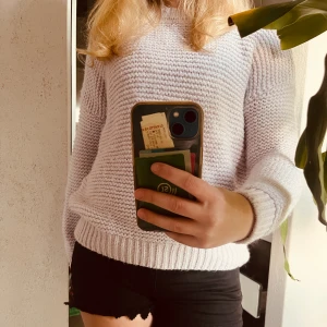 Stickad tröja - En skitsnygg stickad tröja perfekt till sena sommarkvällar nu mot sommarn. Skit söt och passar perfekt till ALLT! Jättevarm och mysig men kommer tyvärr inte till användning💓Stor i storleken!