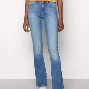 Lågmidjade jeans från only, i storlek xxs och längd 30.