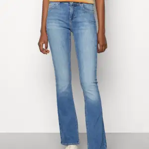 Lågmidjade jeans från only, i storlek xxs och längd 30.