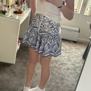 Sommar kjol - Gullig sommar kjol med blå blommor på. Säljer för att kjolen tyvärr blivet lite för liten för mig💗  💗 kjolen är från zara och är i storlek XS. Katt (finns i hemmet)💗