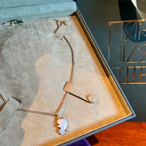 Maria Nilsdotter halsband - Säljer åt min mamma🥰! Ett halft hjärta från ”you & me necklace”  det var i guld men har blivit helt silver! Öppen för byten och pris kan diskuteras 