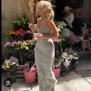 Grå klänning från design by si🩶 - Jättefin klänning som inte kommer till användning längre!!