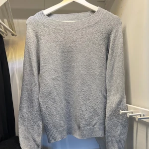 Stickad tröja  - Säljer min gråa stickade tröja i modell ”Doffy” från Vero Moda. Säljer den då den inte kommer till användning. Den är i fint skick och bara använd ett fåtal gånger. Nypris 249kr. Skriv för fler bilder💖💕