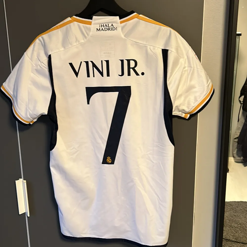 Säljer en fin Real Madrid tröja med Vini jr på ryggen. Använd endast 1 gång. . T-shirts.