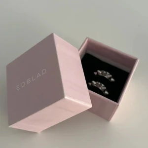 Edblad nit örhängen  - Populära nitörhängen, nypris 400kr knappt använda (lägger upp igen då det blev fel med förra inlägget) 