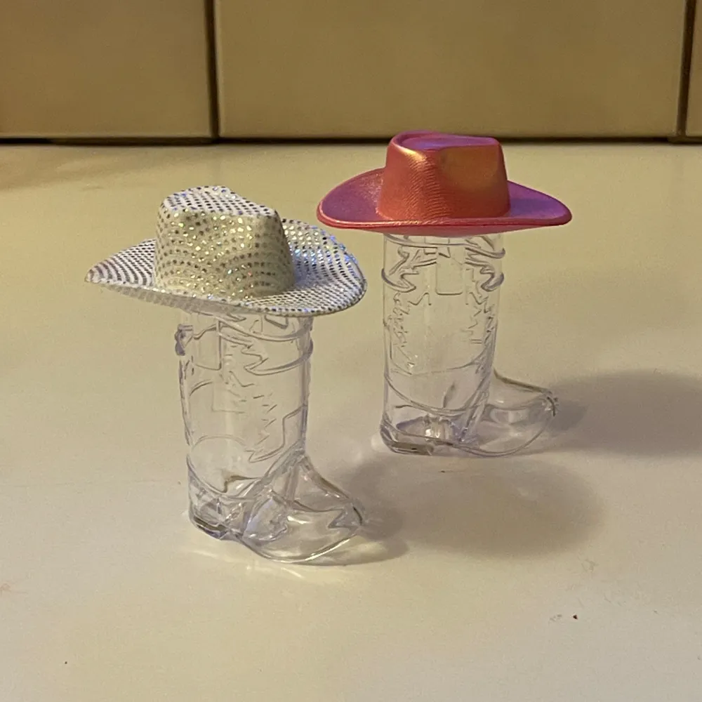 Plast! Små glas med medföljande hattar i silver och rosa. 10 st💕. Accessoarer.