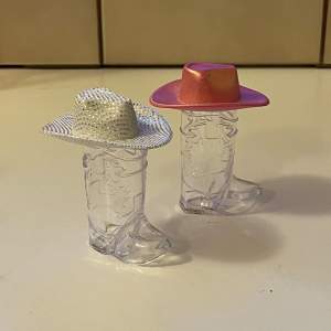 Plast! Små glas med medföljande hattar i silver och rosa. 10 st💕