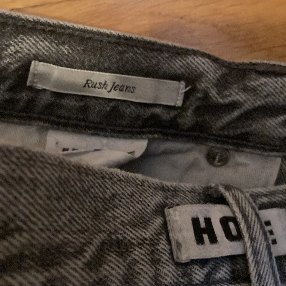 Ett par väldigt snygga gråa hope rush jeans Storlek 29 men skulle säga att dom passar 30-32 också Kondition:7/10 då dom har förstörts där nere . Jeans & Byxor.