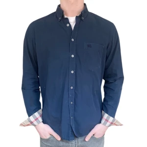 Burberry skjorta - Burberry skjorta i utmärkt skick, inga fläckar eller hål. Står L på taggen men sitter mer som M. Modellen på bilden är runt 180. Skriv privat för frågor eler om fler bilder.