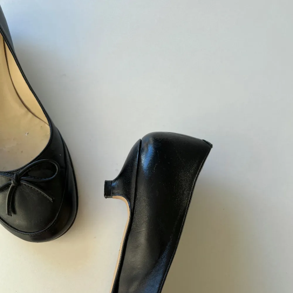 Svarta vintage ballerina skor från Côté Femme med kitten heel (låg klack) 🖤. Skor.