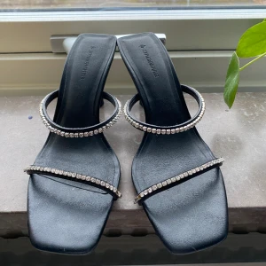 Klackskor  - Jätte fina klackskor från stradivarius, använda 2 gånger på bal förra året så som nya (edit, märkte nu att några stenar saknas på insida banden men inget som dirket syns)💘💘