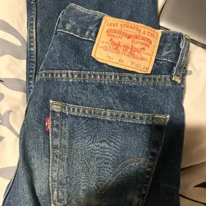 Levis 501 vintage 7/10  Små slitningar ser naturligt ut 