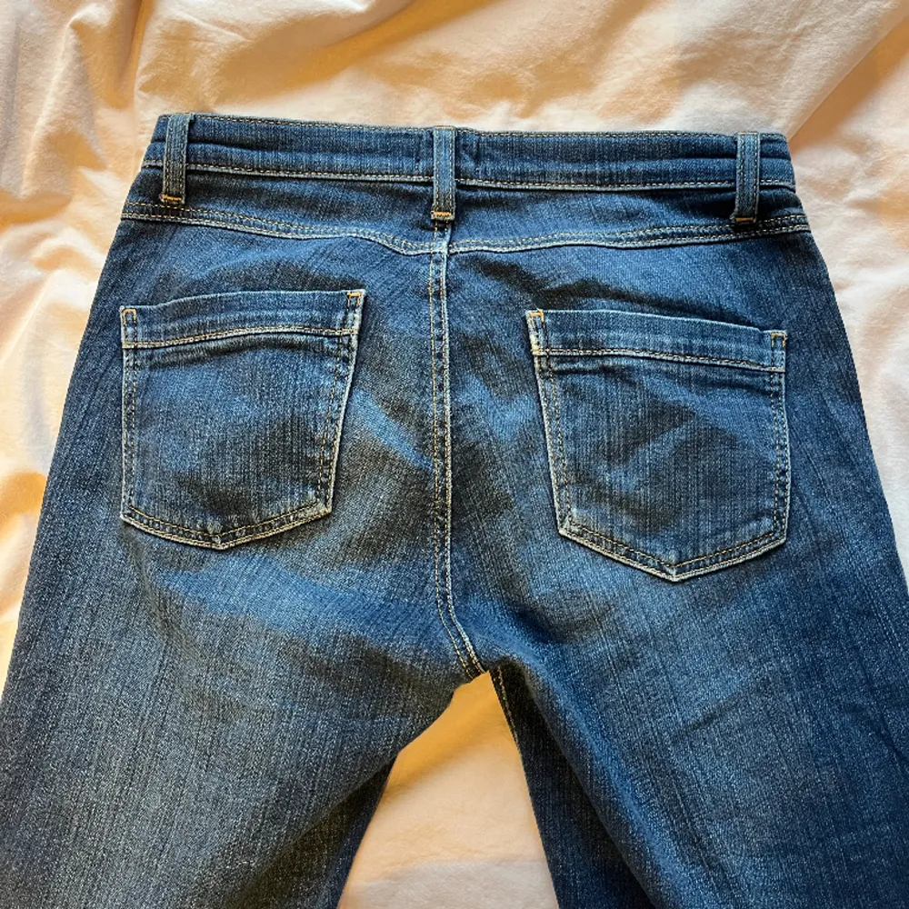 Säljer dessa mörkblåa bootcut jeans från Gina Tricot som inte sälj längre💗 Skriv gärna för frågor eller fler bilder 💘. Jeans & Byxor.