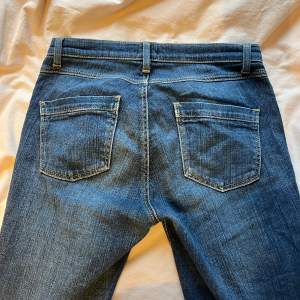 Säljer dessa mörkblåa bootcut jeans från Gina Tricot som inte sälj längre💗 Skriv gärna för frågor eller fler bilder 💘