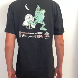 Nike tröja vuxen - Storlek S, använd fåtal gånger, nypris 350,(vad jag köpte den för) möts Stockholm 