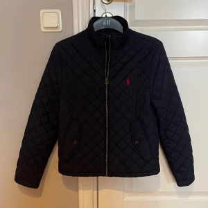 Ralph Lauren - mörkblå vårjacka - Jacka från Ralph Lauren. Passar perfekt nu till våren. Storlek: L i barnstorlek, alltså XS i herrstorlek. Skick: 9,5/10, inga tecken på användning. Nypris: 3000kr. Kontakta mig för fler bilder eller info!🙌