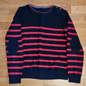 Randig tröja  - Randig tröja perfekt till havet. Haft den i minst tio år. Inte använd så mycket. Blivit lite noppig. Medium till L. St 38. 120kr. Möts i gbg. Sval. Varm. Mjuk. 