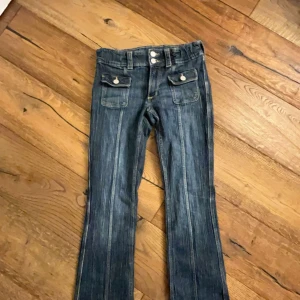 Hm jeans barn  - Säljer ett par jättesnygga jeans från hm barn som är helt slutsålda överallt, säljer på grund av att dem inte kommer till användning så mycket och är lite för små 