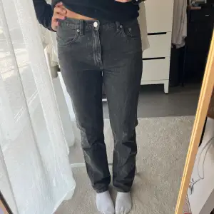Ett par raka jeans från Arket. De ser tightare ut då de är för små för mig men blir mer ”straight” på någon som har S i storlek. 
