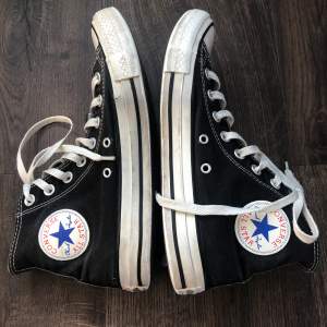 Ett par snygga riktiga Converse skor i storlek 39. Har inga speciellt synliga defekter. Om du är intresserad av att veta vilka defekter skorna har så kontakta mig så skickar jag bild. 
