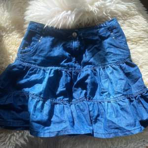 Gullig puffig jeans kjol köpt från SOAKED in luxury förra sommarn. Använt några få gånger. Köpt för 499kr. Skriv för fler frågor!💕