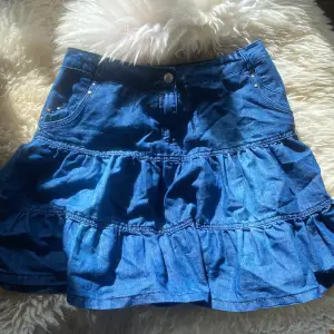 Gullig puffig jeans kjol köpt från SOAKED in luxury förra sommarn. Använt några få gånger. Köpt för 499kr. Skriv för fler frågor!💕
