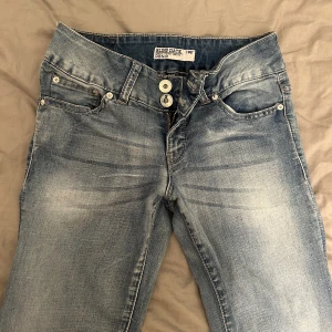 Low waist jeans - Skitsnygga low waist bootcut jeans😍 Köpta second hand och är tyvärr för små för mig. Inga defekter! Midjemått ca 33cm. Innerbenslängd ca 72cm.