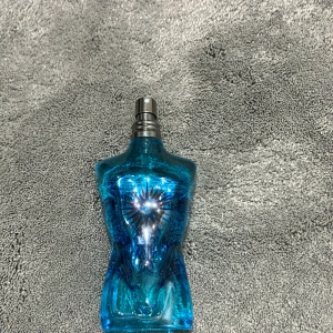 Säljer den här parfymen för att jag har ingen användning till den och har aldrig andvänt den! - Användbar till män som vill lukta gott