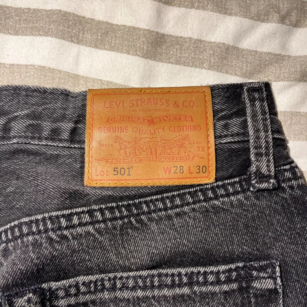 Levi’s 501 jeans som är i bra skick, säljer då de inte passar mig längre. Köpta från Levi’s egna butik. Storlek 28x30. Var inte rädda för att höra av er vid frågor eller funderingar. Priset kan diskuteras.. Jeans & Byxor.