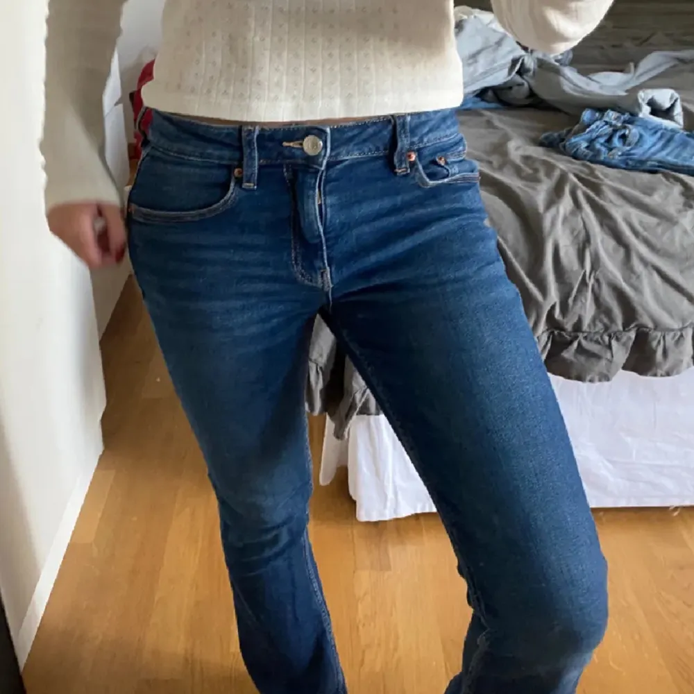 Säljer nu mina så snygga och bekväma Lågmidjade jeans från Zalando köpt i november 2023 💗. Jeans & Byxor.