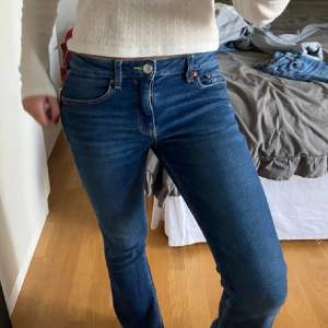 Säljer nu mina så snygga och bekväma Lågmidjade jeans från Zalando köpt i november 2023 💗
