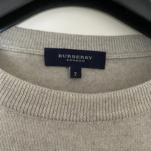 Burberry tröja kashmir - Burberry tröja i Merino ull. Fint skick och självklart äkta! Passar storlek M-L