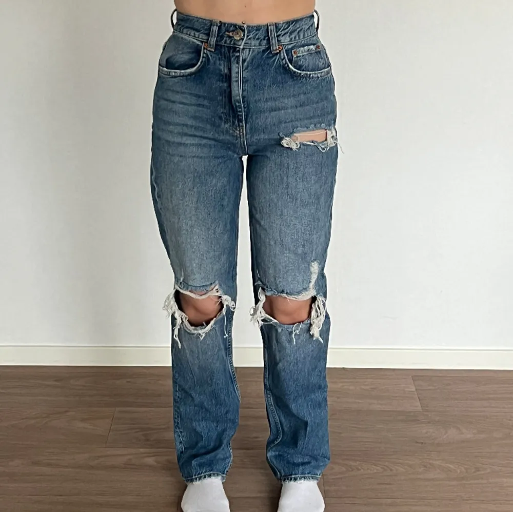 Mörkblåa jeans från Ginatricot i storlek 34. Fint skick. . Jeans & Byxor.