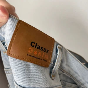 Skitsnygga Jeans  - Raka jeans, tightare vid låten, skitsnygga men tyvärr för små för mig nu. Bar de 3-4 gånger, som nya. Jag är 162 cm lång och de passar perfekt. Storlek W25, 98% coton