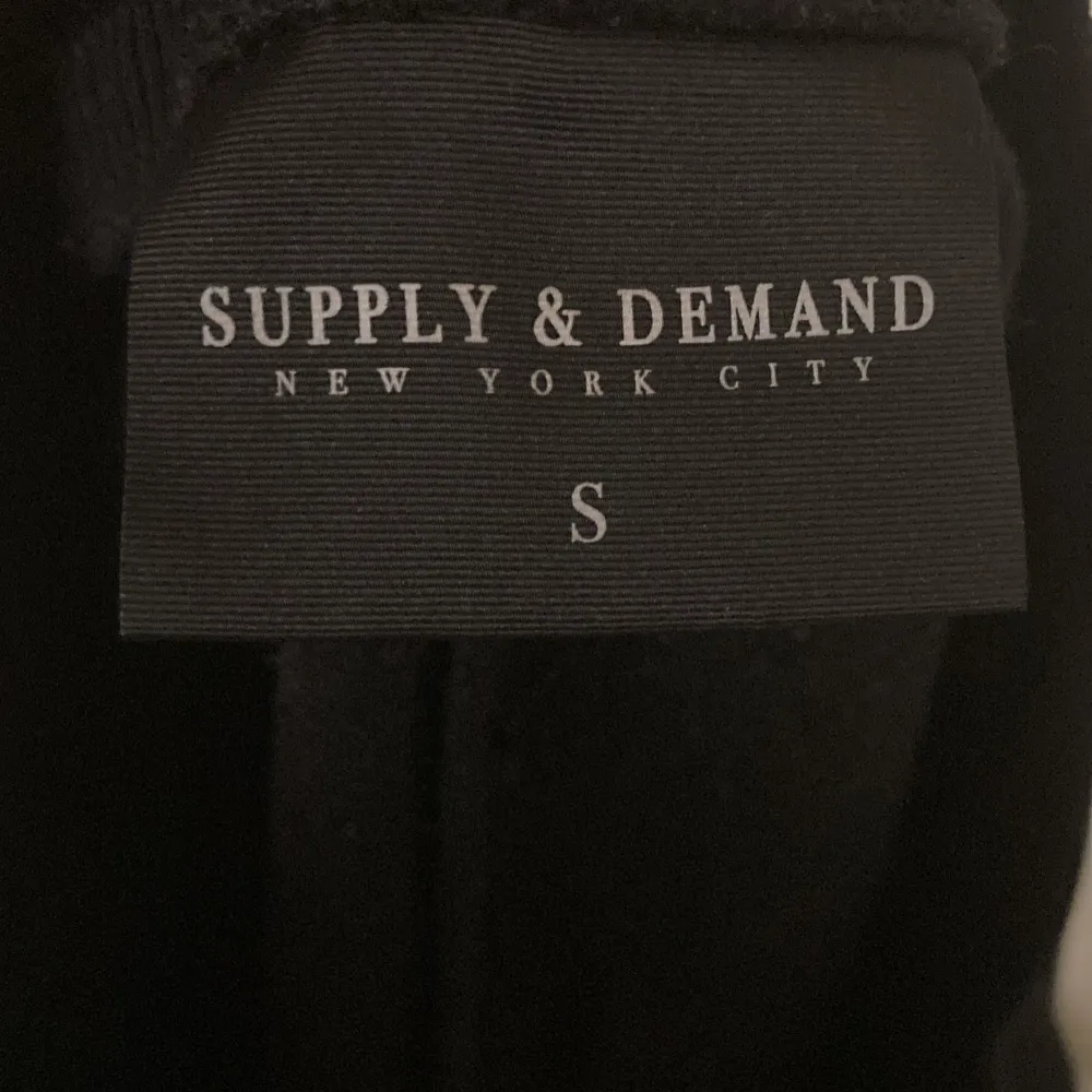 Svarta supply and demand byxor. Köpte dem här byxorna av impuls men har aldrig använt de. Skick 10/10. Jeans & Byxor.