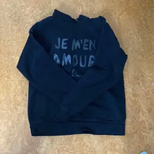 Säljer denna hoodie från gina pga ingen användning!